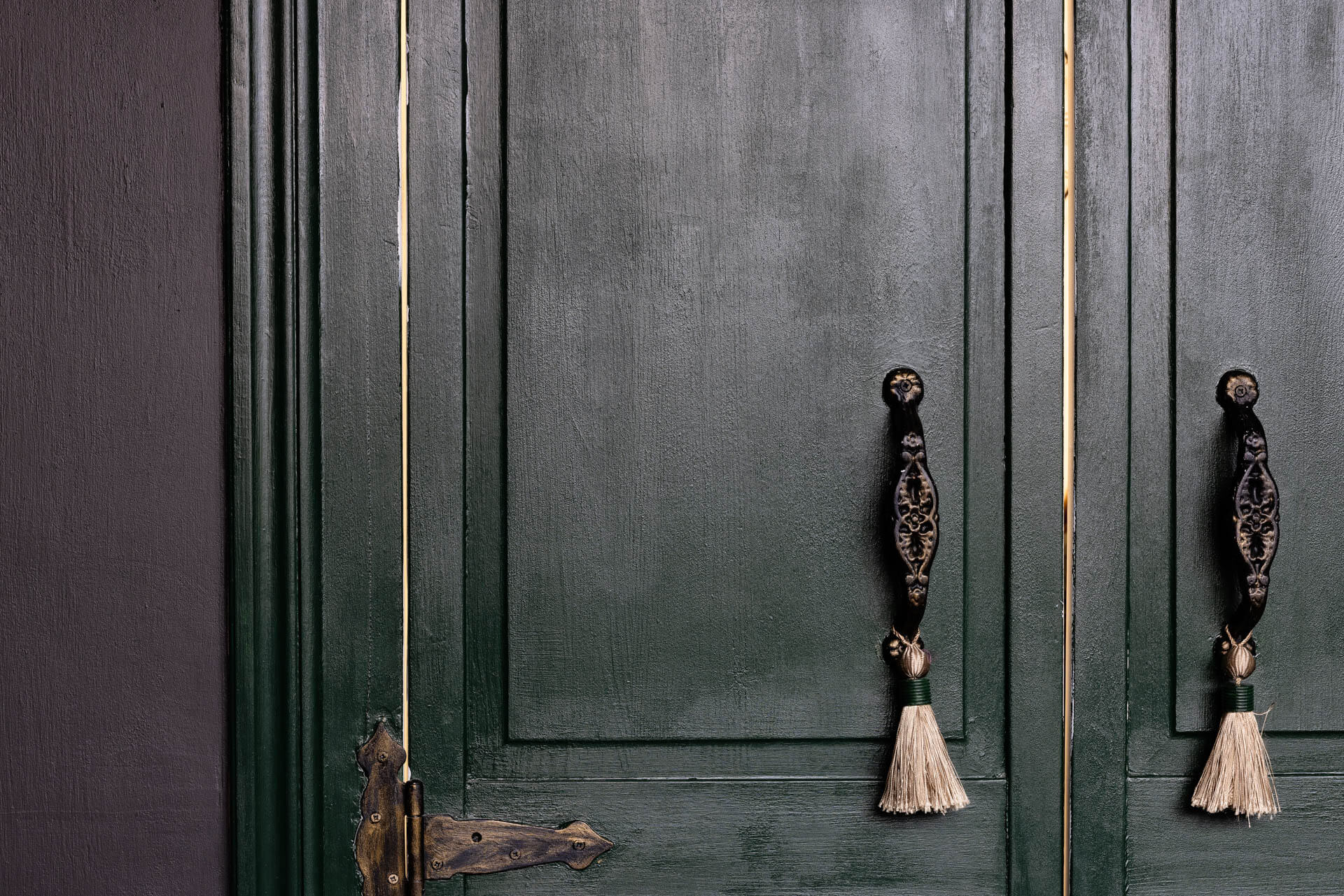 Зеленая состаренная дверь и высокое зеркало